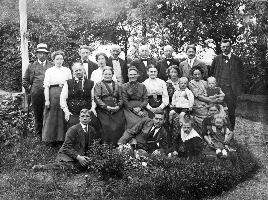 Familien Christensen på Frogården fejrer sønnen Jens Frederik Christensens 2-års fødselsdag i 1915