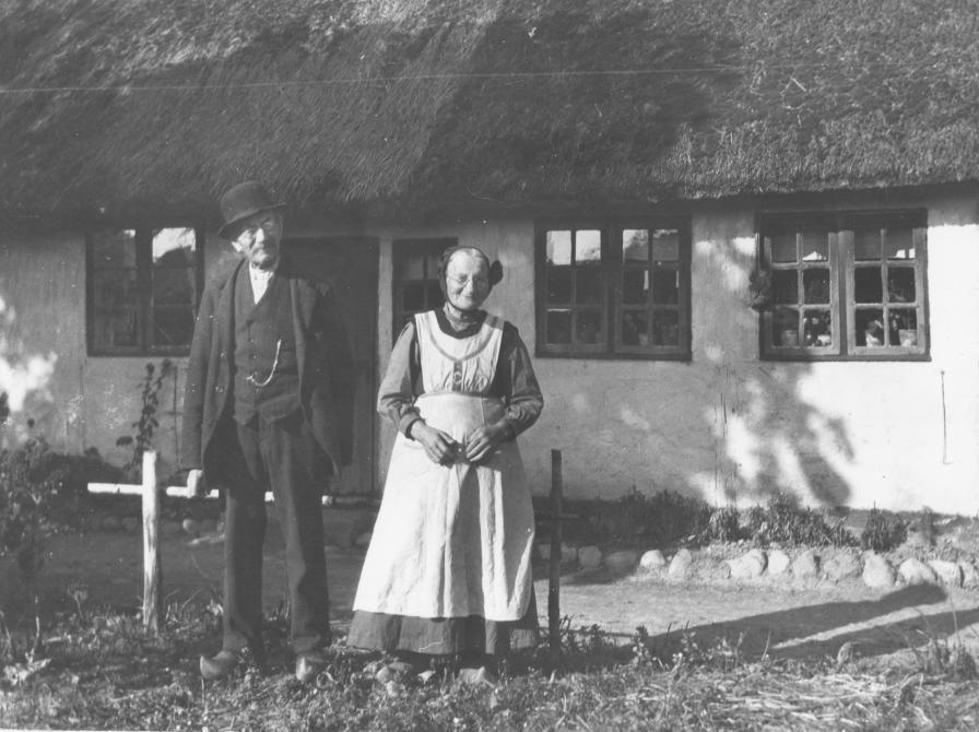 Hans Peter Christiansen (f. 1849) og hustru Johanne (f. 1853). Hans Peter er således født omkring vores første Grundlov og Johanne 100 år før den seneste. På billedet står de foran Videsøhus, som nu er blevet en del af sagnlandet Lejre
